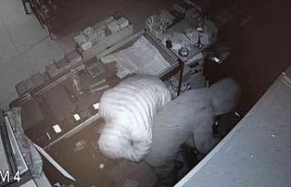 Demir kırma makasıyla girdikleri manavdan 28 bin...