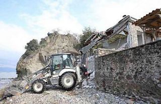 Denize sıfır yapılan kaçak bina yıkıldı