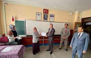 Derebucak’ta okuma yazmayı öğrenen kadın kursiyerler...