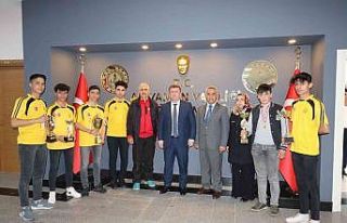 Derece yapan öğrenciler, Müdür Aşcı ile bir...