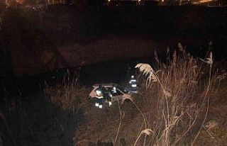 Dereye uçan alkollü sürücü ve arkadaşı güçlükle...