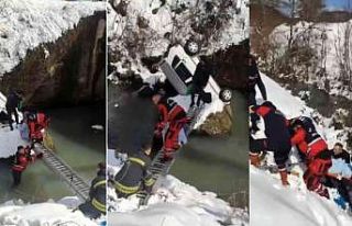 Dereye uçan otomobildekilerin imdadına itfaiye ekipleri...