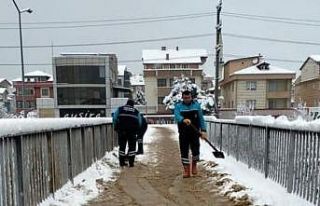 Derince’de ekipler karla mücadelesini sürdürüyor
