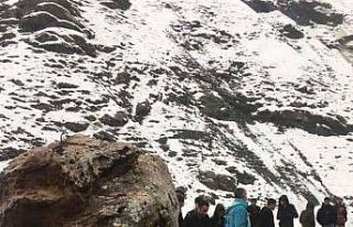 Dev kaya parçalarının düştüğü yol kapandı
