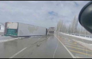 Devrilen tırlar yüzünden Afyonkarahisar-Antalya...