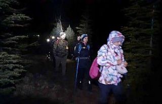 Doğa tutkunları gece yürüyüşünde