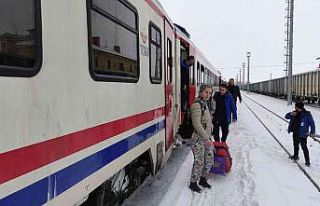 Doğu Ekspresi çığ düşmesi sonucu yolda kaldı