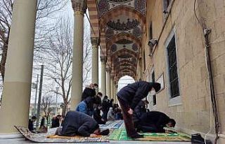 Dondurucu soğukta cami avlusunda cuma namazı