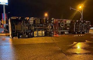 Dönüşü alamayan tır kavşakta devrildi