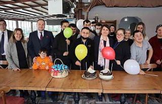 Down sendromlu çocuklar parmak boyası yaptı