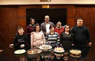 Down sendromlu çocuklardan başkana doğum günü...