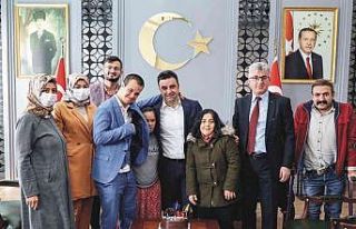 Down sendromlu öğrenciler kurum amirleriyle bir...