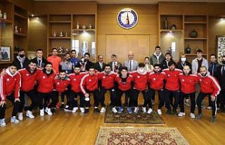 DPÜ atletizm ve futsal takımlarından Rektör Uysala’a...
