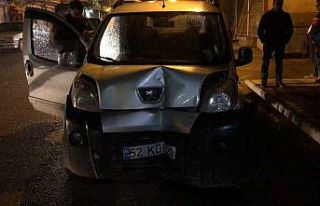 Dükkana dalan sürücü aracını bırakıp gitti