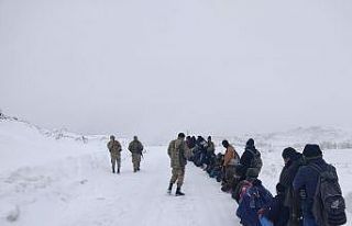 ‘Dur’ ihtarına uymayan minibüslerde 125 göçmen...