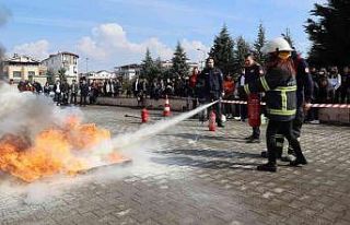 Düzce Belediyesinden öğrencilere yangın söndürme...