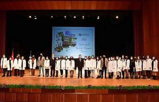 Eczacılık Fakültesi öğrencileri Rektör Erdal’ın...