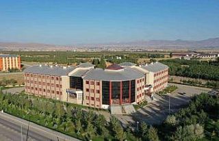 ECZAKDER’den Eczacılık Fakültesine tam akreditasyon