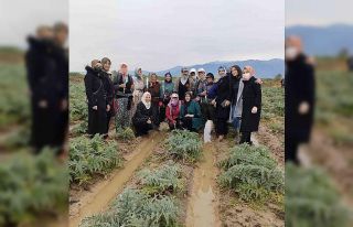 Efelerli AK Kadınlar ’8 Mart’ta tarlaya indi