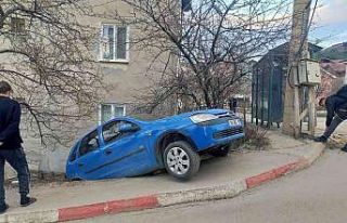 El freni çekilmeyen evin bahçe duvarında askıda...