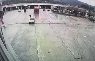El freni çekilmeyen otomobilden film gibi görüntüler