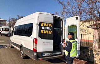 Elazığ’da jandarma ekipleri okul servis araçlarını...