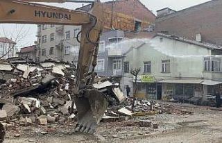 Elazığ’da yıkımına başlanan bina çöktü