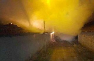Emirdağ’da köy evi yandı