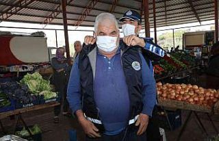 Erdemli Belediyesi, semt pazarlarındaki esnafa yelek...