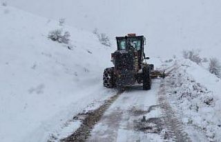 Erzincan’da kar ve tipiden kapanan 30 köy yolu...