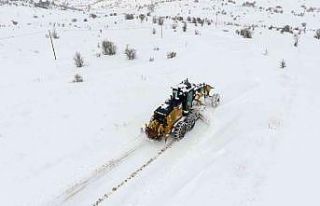 Erzincan’da kar ve tipiden kapanan 89 köy yolu...