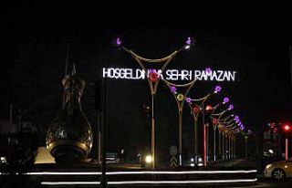 Erzincan’da mahyalar caddeleri süslemeye başladı