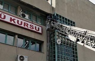 Erzincan’da tehlike saçan buz sarkıtları temizleniyor