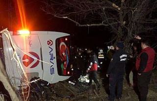 Erzincan’da yolcu otobüsü şarampole devrildi:...