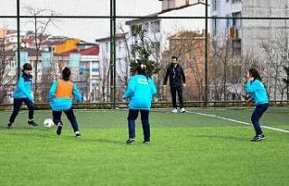 Esenyurt’ta kız çocuklarına özel futbol kursu