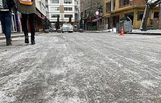 Eskişehir’de ara sokaklar ve kaldırımlar buz...