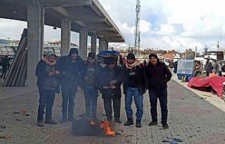 Esnafın ekmek parası için eksi 10 derecede soğukla...