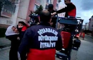 Evde kilitli kalan iki kardeş için itfaiye seferber...