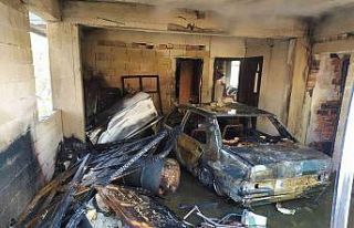 Evin garajında çıkan yangında otomobil alev topuna...