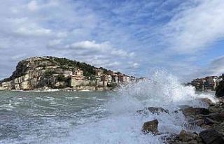 Fırtınada balıkçı tekneleri ve yük gemileri...