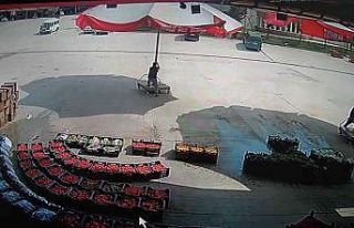 Fırtınada uçan şemsiyenin peşinden böyle koştu