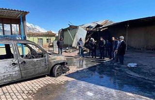 Garajda çıkan yangında hafif ticari araç, traktör...