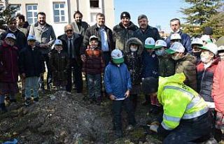 Gediz’de öğrenciler fidan dikti