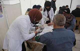 Genç hekimler vatandaşları sağlık taramasından...