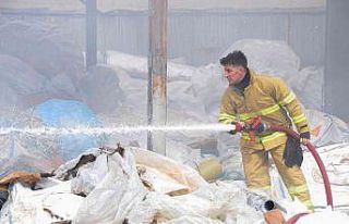 Geri dönüşüm tesisinde çıkan yangın kısa sürede...