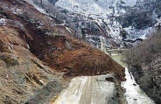 Giresun’da heyelan iki beldenin yolunu kapattı