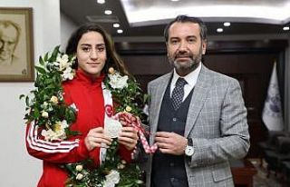 Gizem Özer’e Elazığ’da coşkulu karşılama