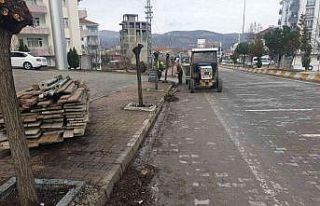 Gölbaşı’nda yağmur kanallarını temizliyor