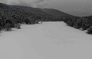 Gölcük Tabiat Parkı beyaz örtüsüyle tatilcilerin...