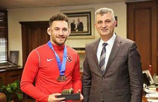 Gölcüklü milli güreşçi, Başkan Sezer’i ziyaret...
